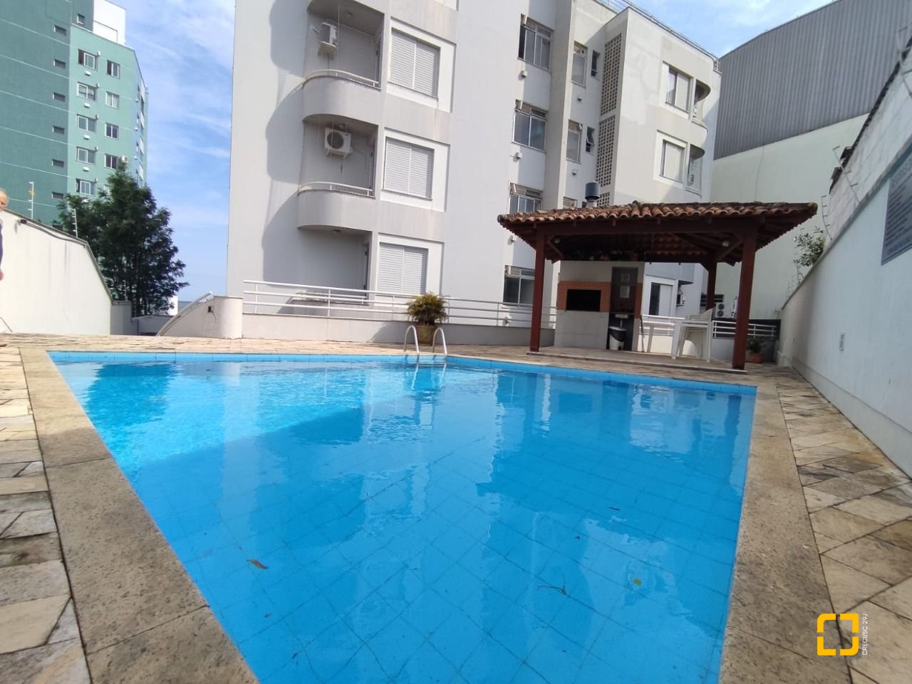 Apartamento com 104m², 4 quartos (sendo 1 suíte), 1 garagem, no bairro Coqueiros em Florianópolis