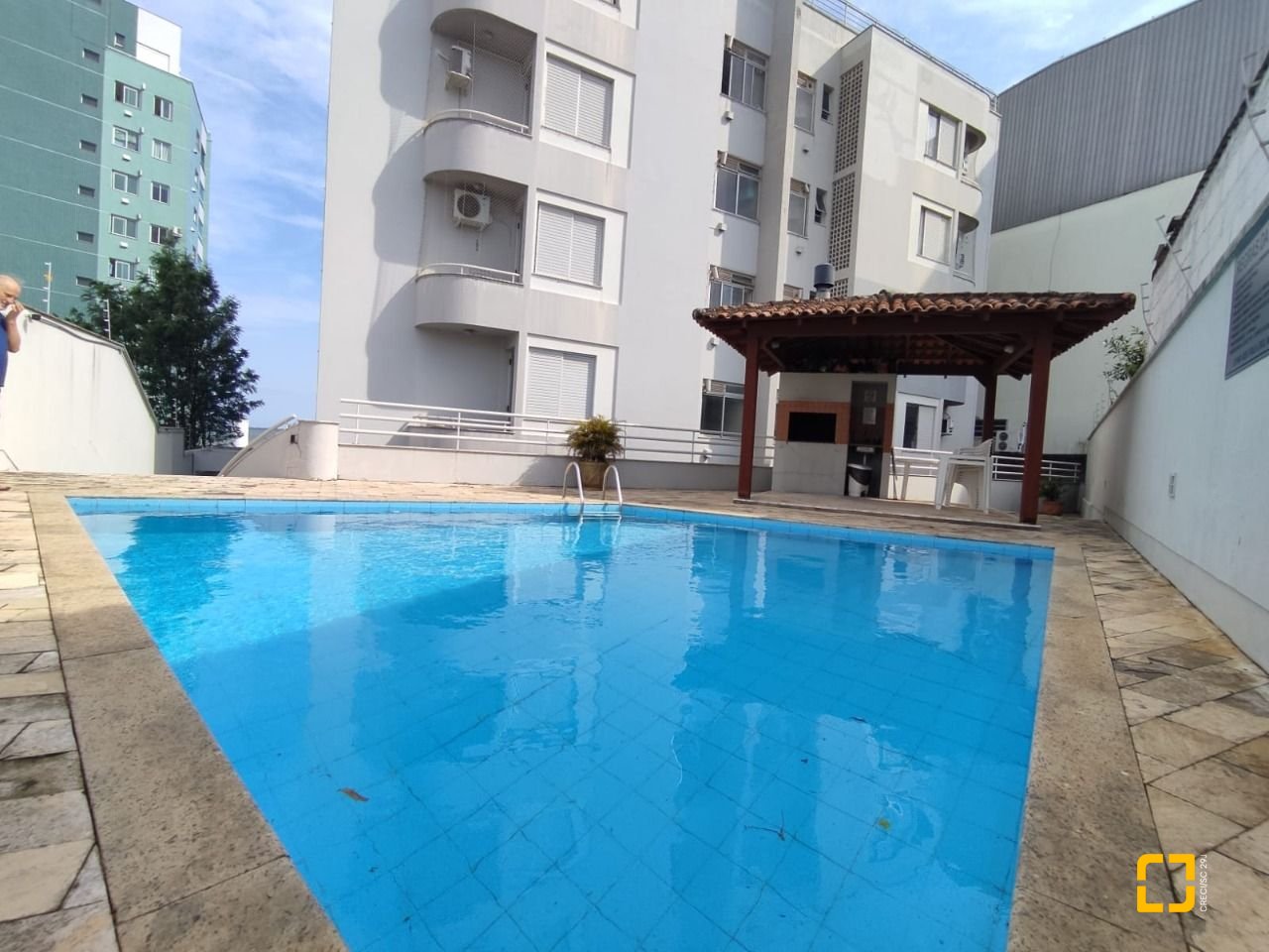 Apartamento com 104m², 4 quartos (sendo 1 suíte), 1 garagem, no bairro Coqueiros em Florianópolis