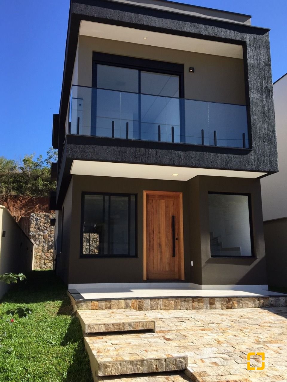 Casa com 180m², 3 quartos (sendo 3 suítes), 2 garagens, no bairro Saco Grande em Florianópolis