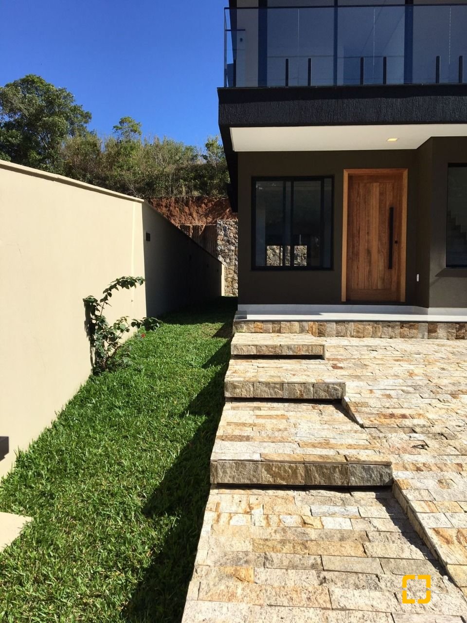 Casa com 180m², 3 quartos (sendo 3 suítes), 2 garagens, no bairro Saco Grande em Florianópolis