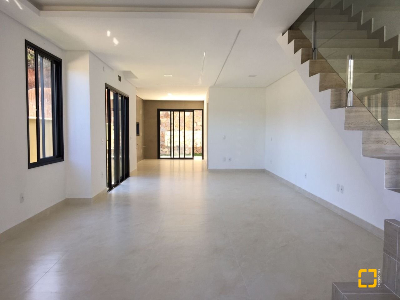 Casa com 180m², 3 quartos (sendo 3 suítes), 2 garagens, no bairro Saco Grande em Florianópolis