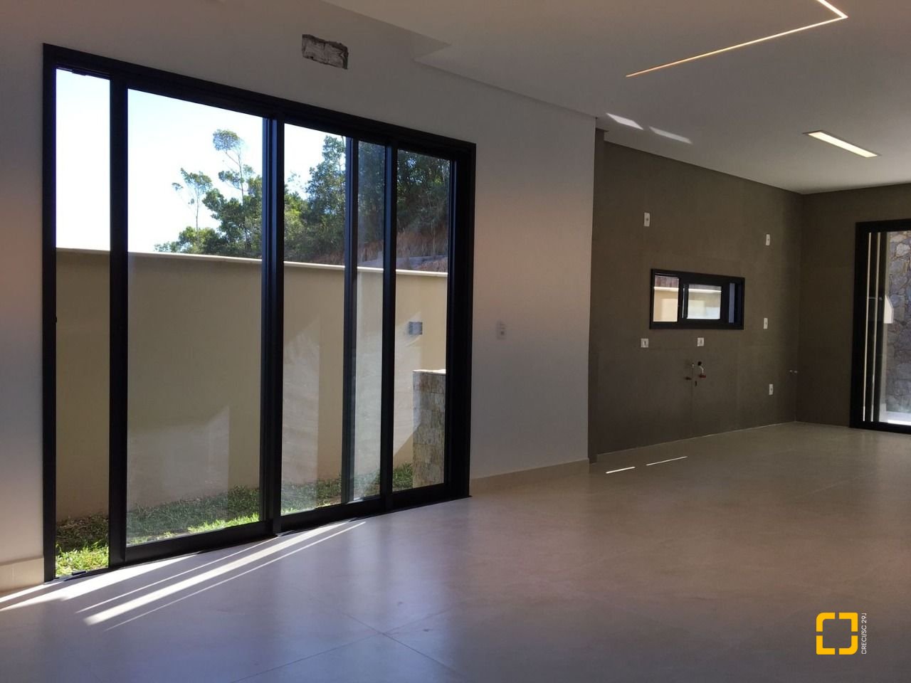 Casa com 180m², 3 quartos (sendo 3 suítes), 2 garagens, no bairro Saco Grande em Florianópolis
