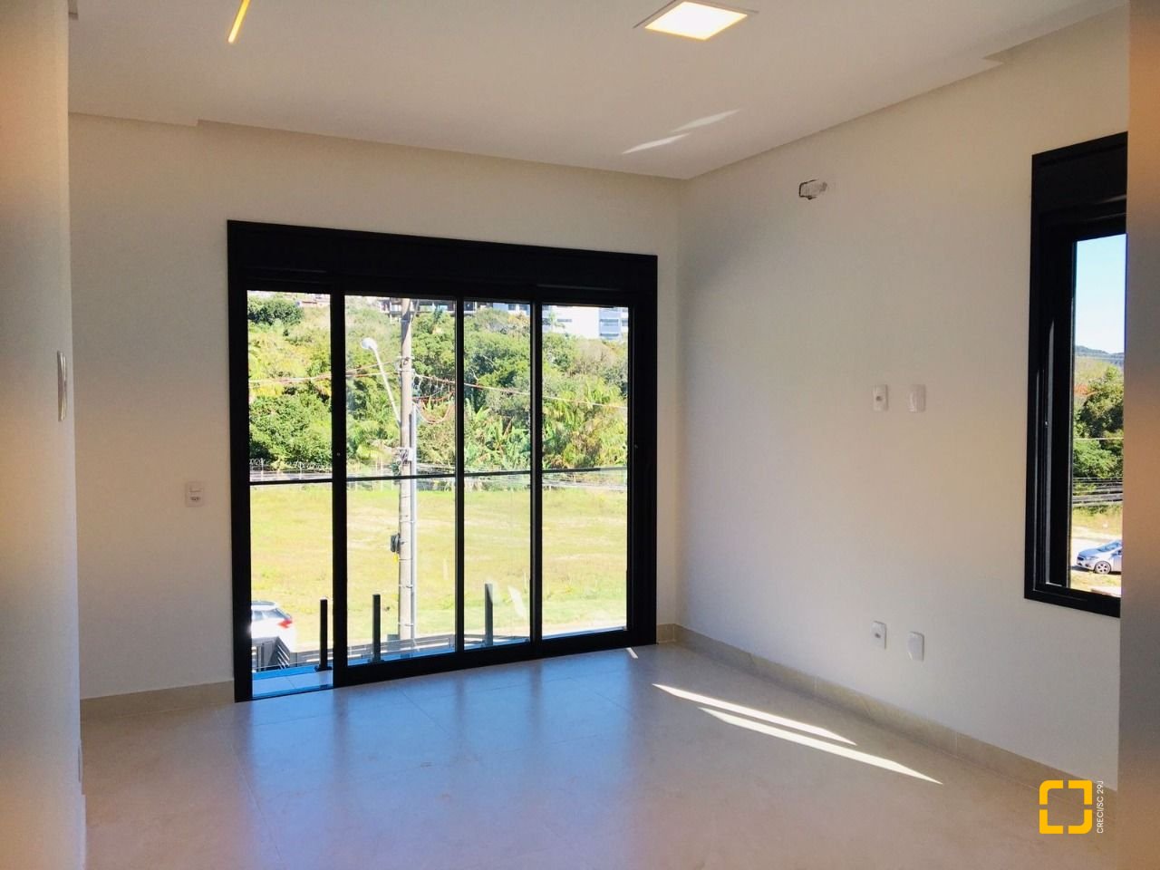 Casa com 180m², 3 quartos (sendo 3 suítes), 2 garagens, no bairro Saco Grande em Florianópolis
