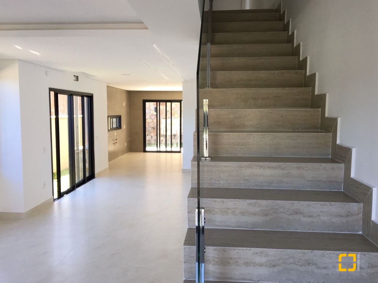 Casa com 180m², 3 quartos (sendo 3 suítes), 2 garagens, no bairro Saco Grande em Florianópolis