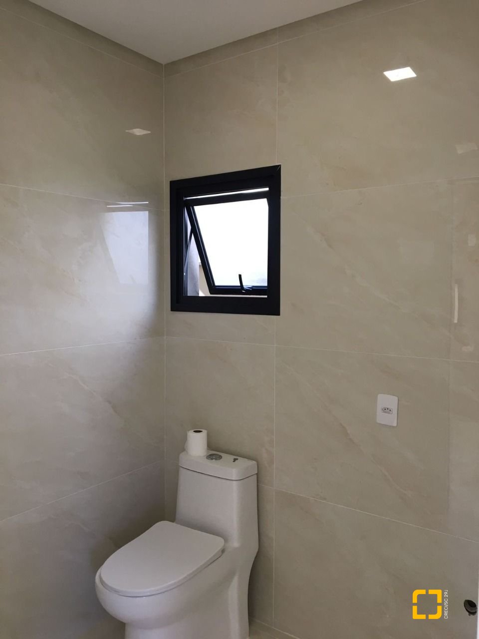 Casa com 180m², 3 quartos (sendo 3 suítes), 2 garagens, no bairro Saco Grande em Florianópolis