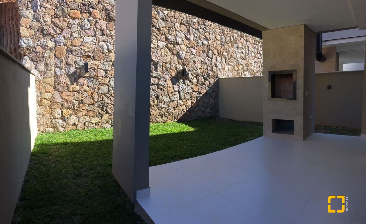Casa com 180m², 3 quartos (sendo 3 suítes), 2 garagens, no bairro Saco Grande em Florianópolis