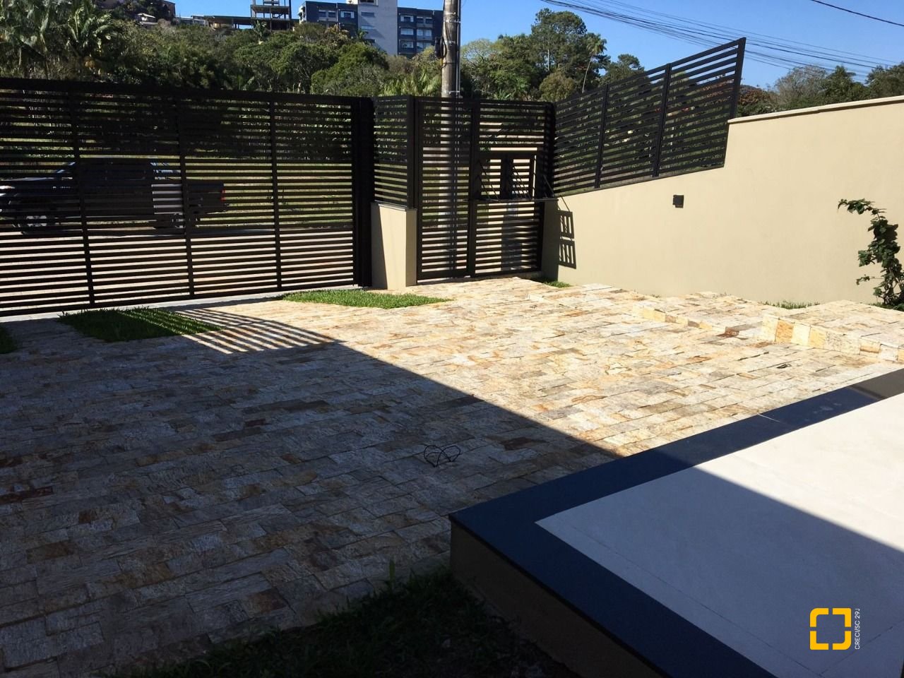 Casa com 180m², 3 quartos (sendo 3 suítes), 2 garagens, no bairro Saco Grande em Florianópolis