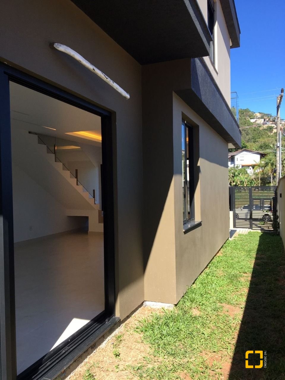Casa com 180m², 3 quartos (sendo 3 suítes), 2 garagens, no bairro Saco Grande em Florianópolis