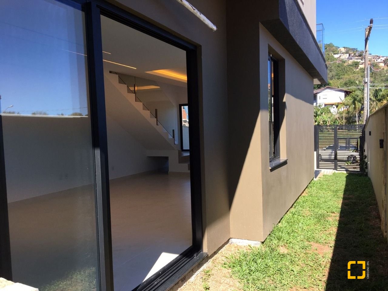 Casa com 180m², 3 quartos (sendo 3 suítes), 2 garagens, no bairro Saco Grande em Florianópolis