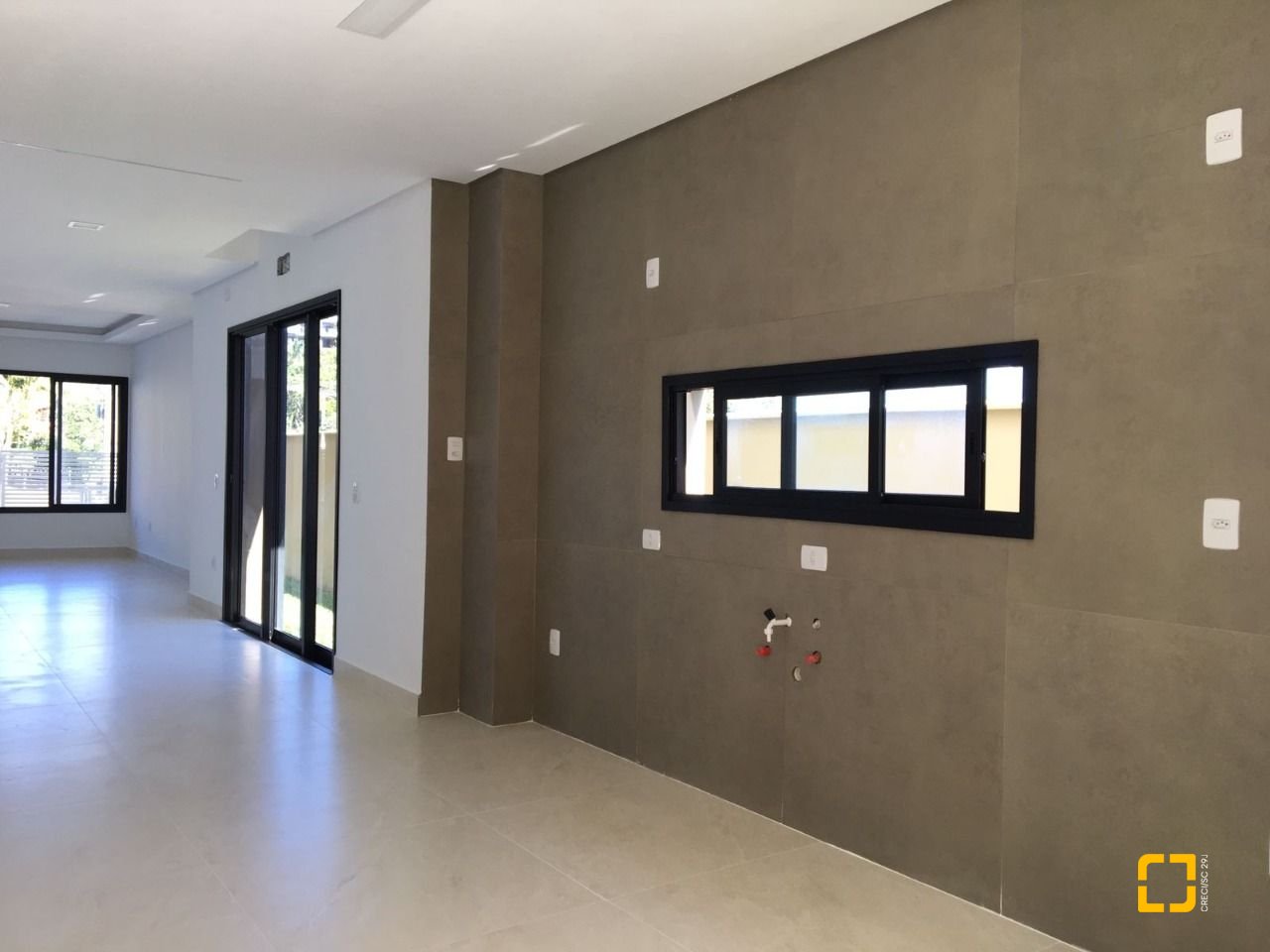 Casa com 180m², 3 quartos (sendo 3 suítes), 2 garagens, no bairro Saco Grande em Florianópolis