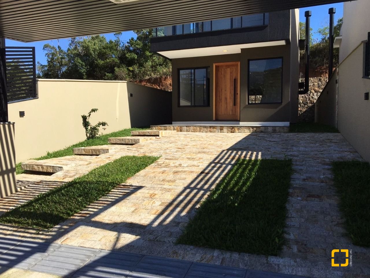 Casa com 180m², 3 quartos (sendo 3 suítes), 2 garagens, no bairro Saco Grande em Florianópolis