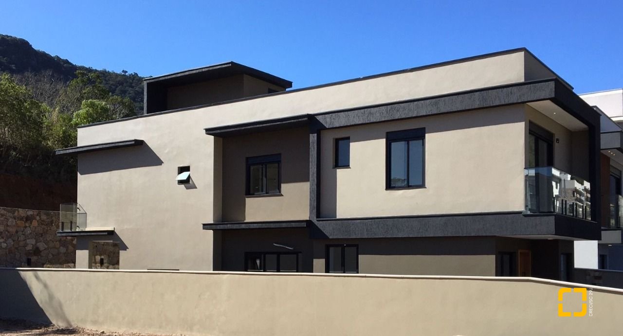 Casa com 180m², 3 quartos (sendo 3 suítes), 2 garagens, no bairro Saco Grande em Florianópolis