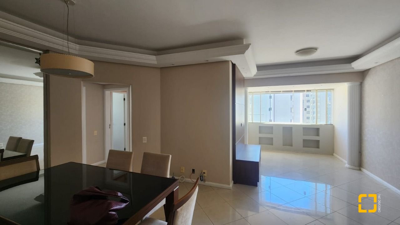 Apartamento com 90m², 4 quartos (sendo 1 suíte), 1 garagem, no bairro Centro em Florianópolis