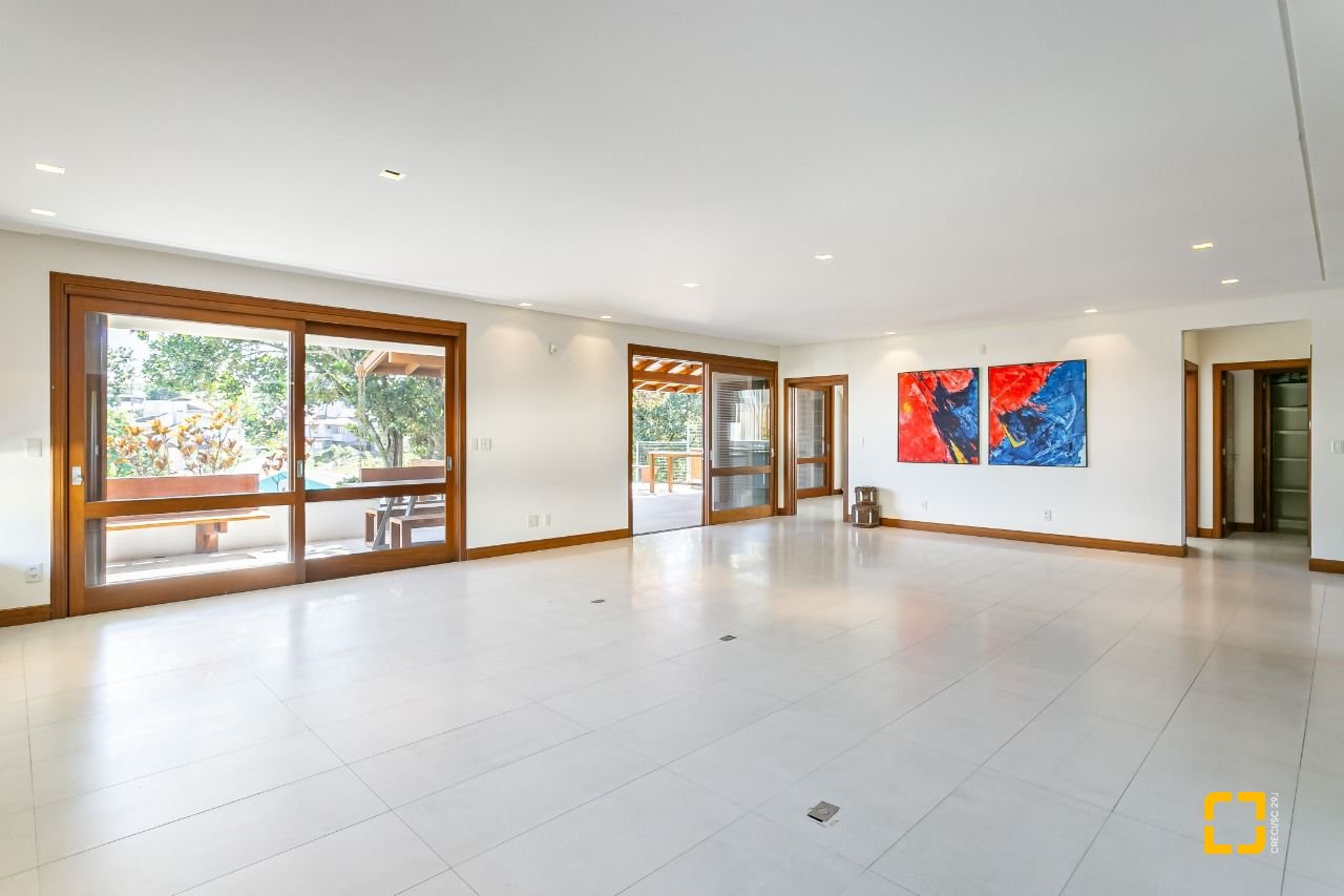 Casa de Condomínio com 563m², 6 quartos (sendo 3 suítes), 4 garagens, no bairro Cacupe em Florianópolis