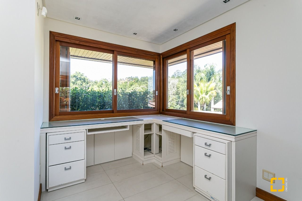 Casa de Condomínio com 563m², 6 quartos (sendo 3 suítes), 4 garagens, no bairro Cacupe em Florianópolis