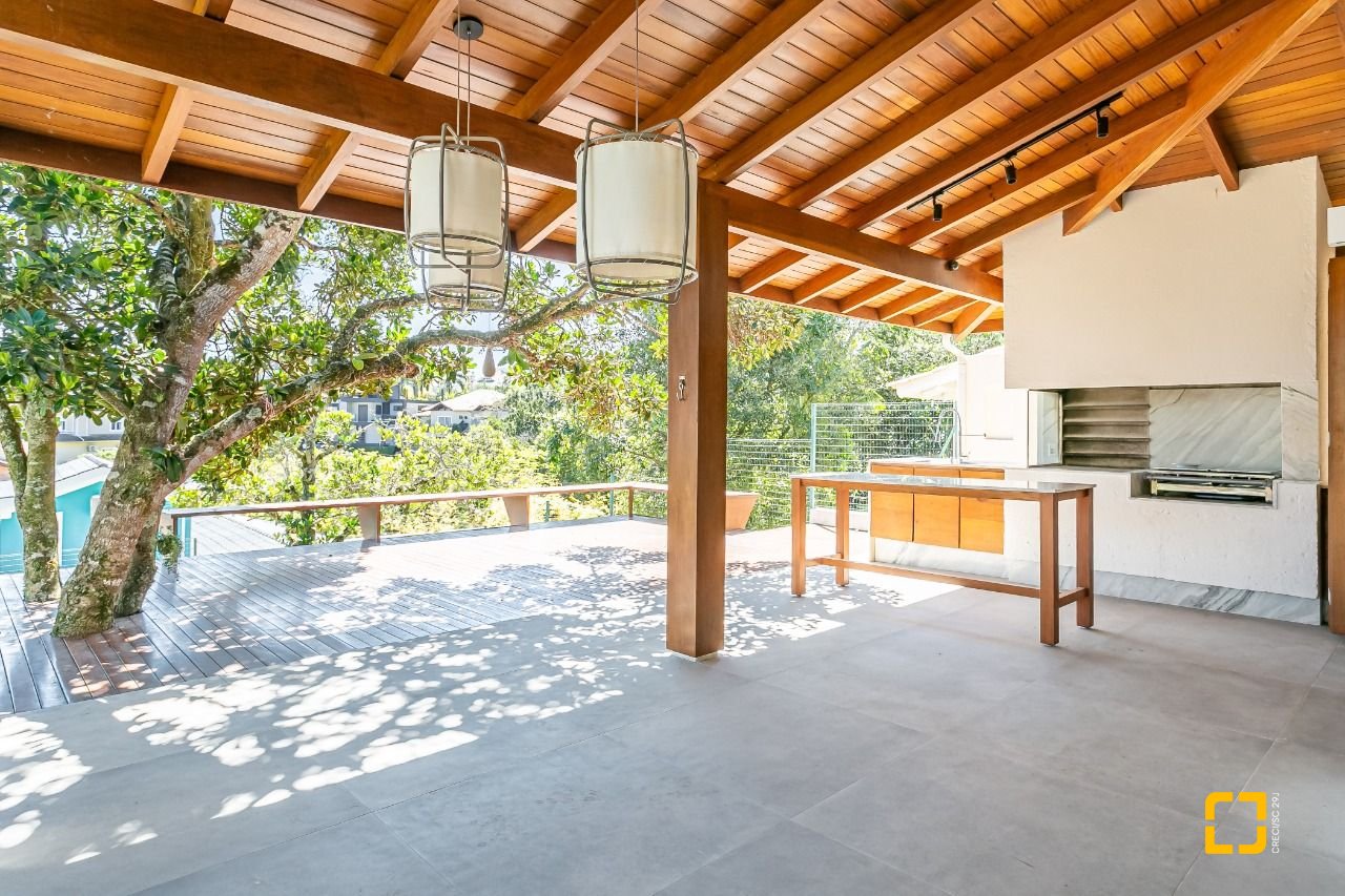 Casa de Condomínio com 563m², 6 quartos (sendo 3 suítes), 4 garagens, no bairro Cacupe em Florianópolis