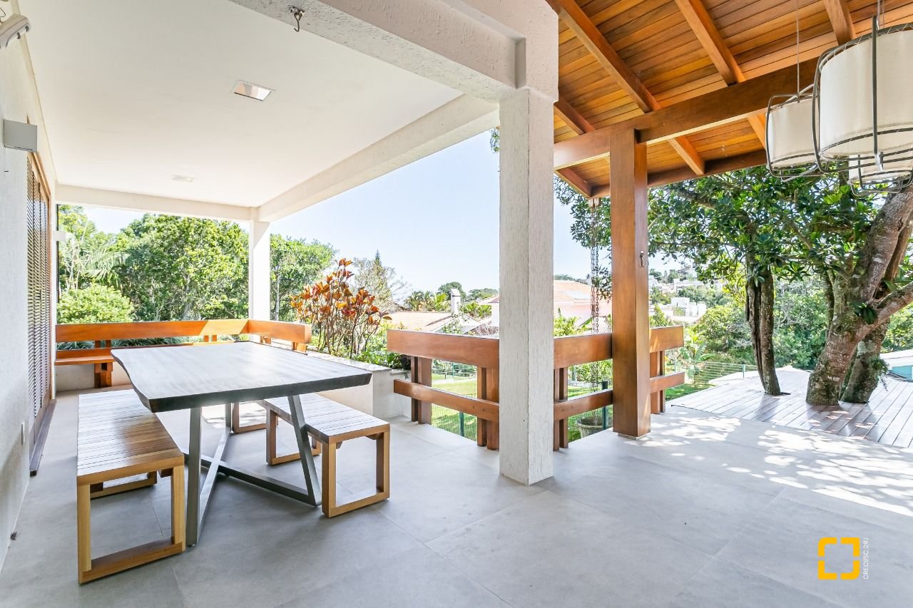 Casa de Condomínio com 563m², 6 quartos (sendo 3 suítes), 4 garagens, no bairro Cacupe em Florianópolis