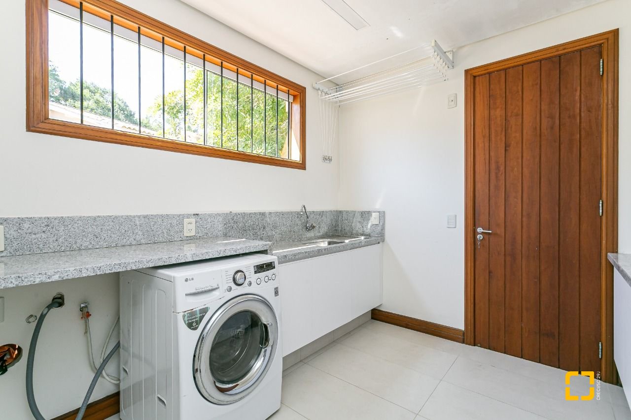 Casa de Condomínio com 563m², 6 quartos (sendo 3 suítes), 4 garagens, no bairro Cacupe em Florianópolis