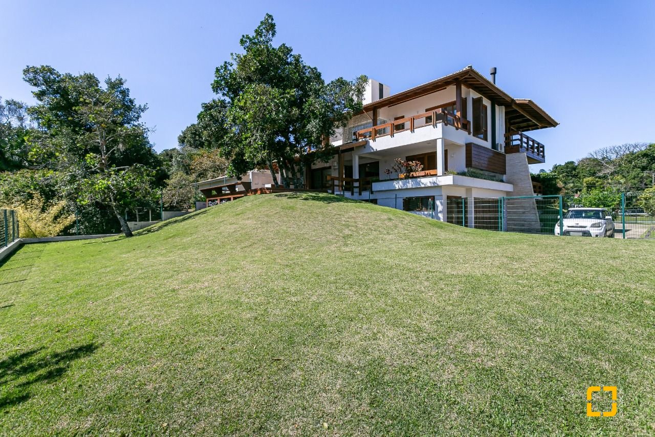 Casa de Condomínio com 563m², 6 quartos (sendo 3 suítes), 4 garagens, no bairro Cacupe em Florianópolis