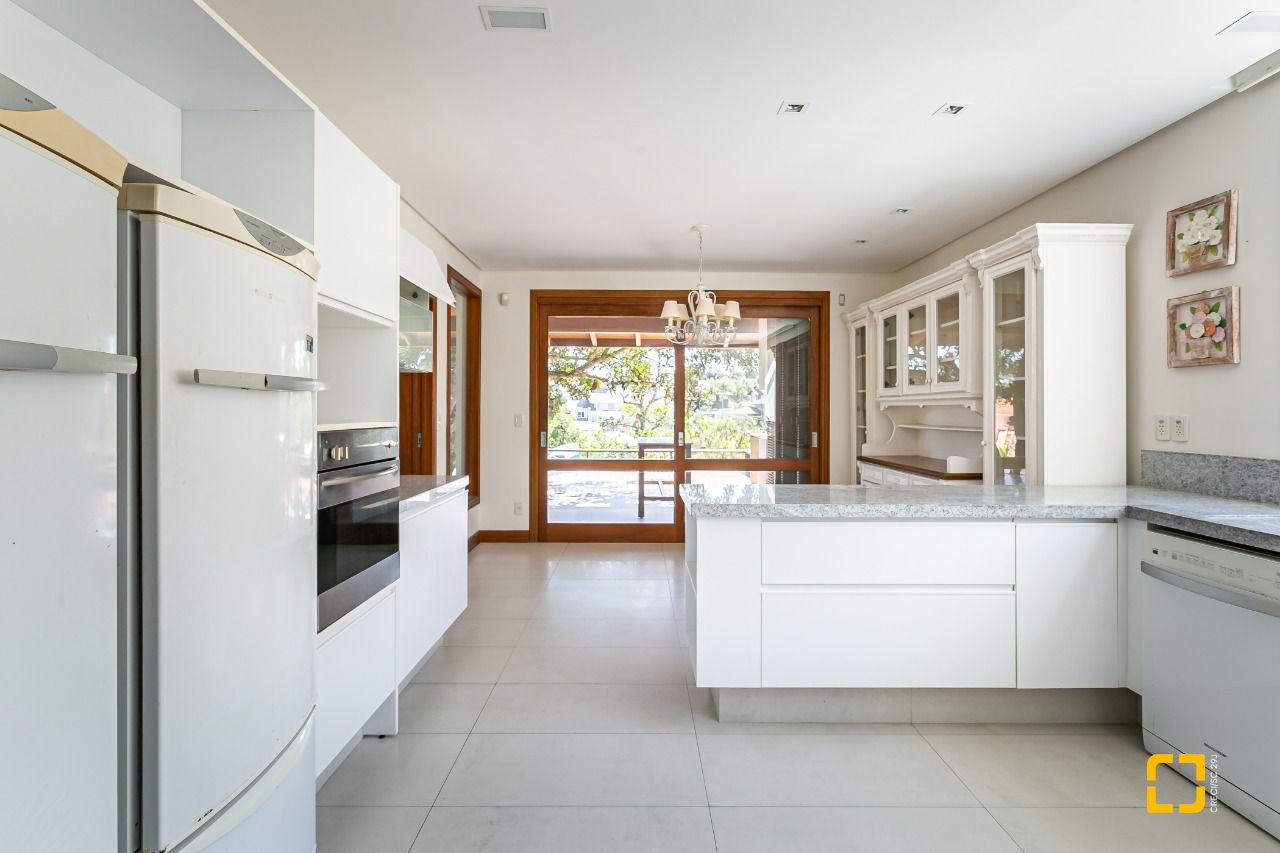 Casa de Condomínio com 563m², 6 quartos (sendo 3 suítes), 4 garagens, no bairro Cacupe em Florianópolis
