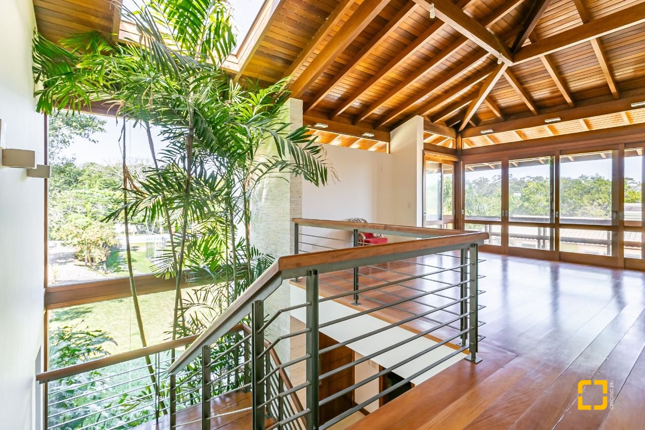 Casa de Condomínio com 563m², 6 quartos (sendo 3 suítes), 4 garagens, no bairro Cacupe em Florianópolis