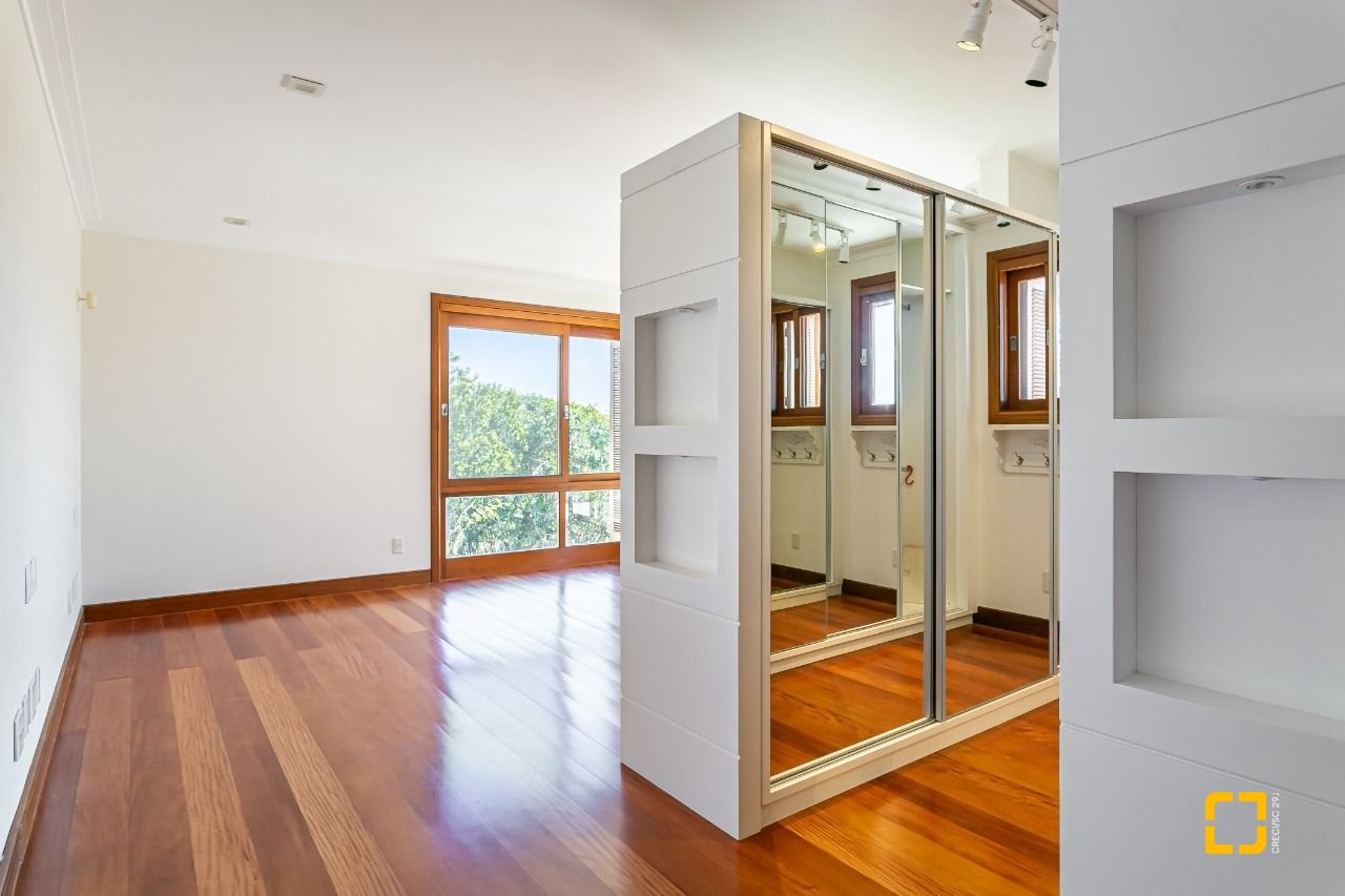 Casa de Condomínio com 563m², 6 quartos (sendo 3 suítes), 4 garagens, no bairro Cacupe em Florianópolis