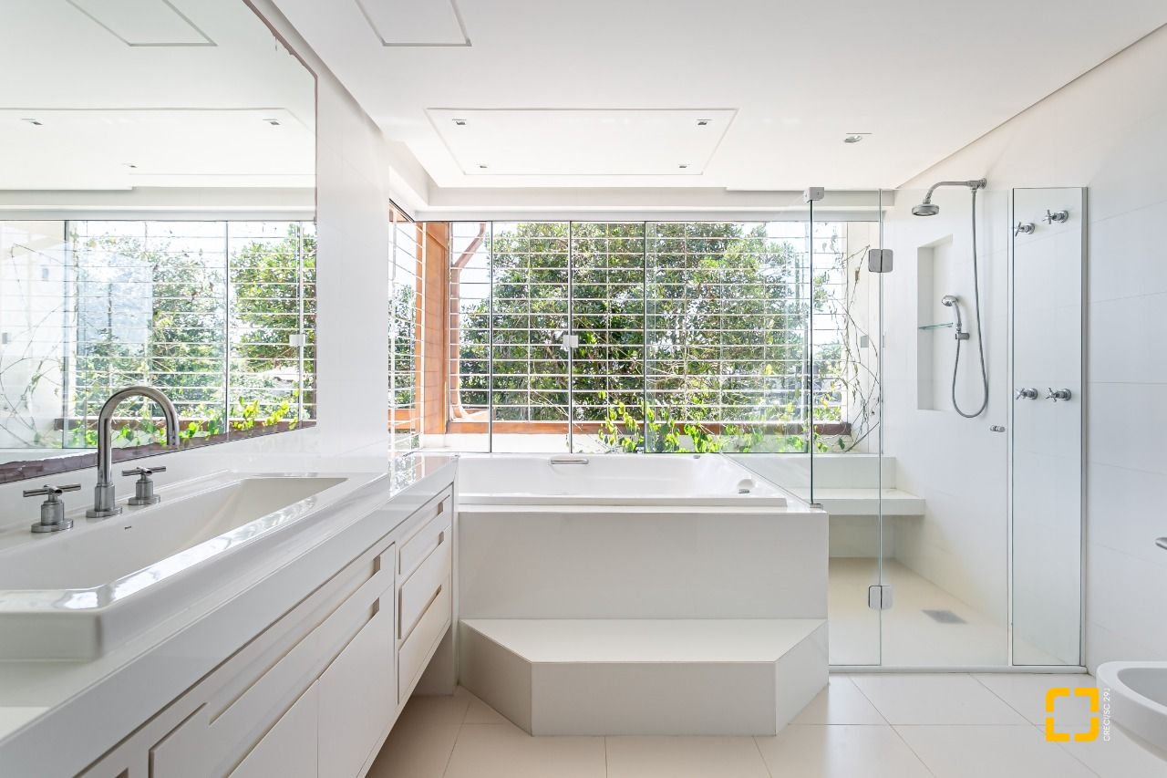 Casa de Condomínio com 563m², 6 quartos (sendo 3 suítes), 4 garagens, no bairro Cacupe em Florianópolis