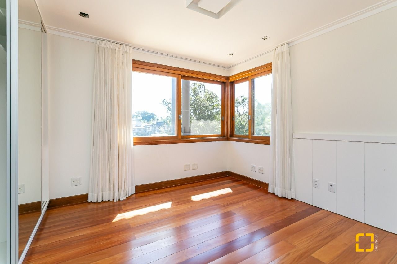 Casa de Condomínio com 563m², 6 quartos (sendo 3 suítes), 4 garagens, no bairro Cacupe em Florianópolis