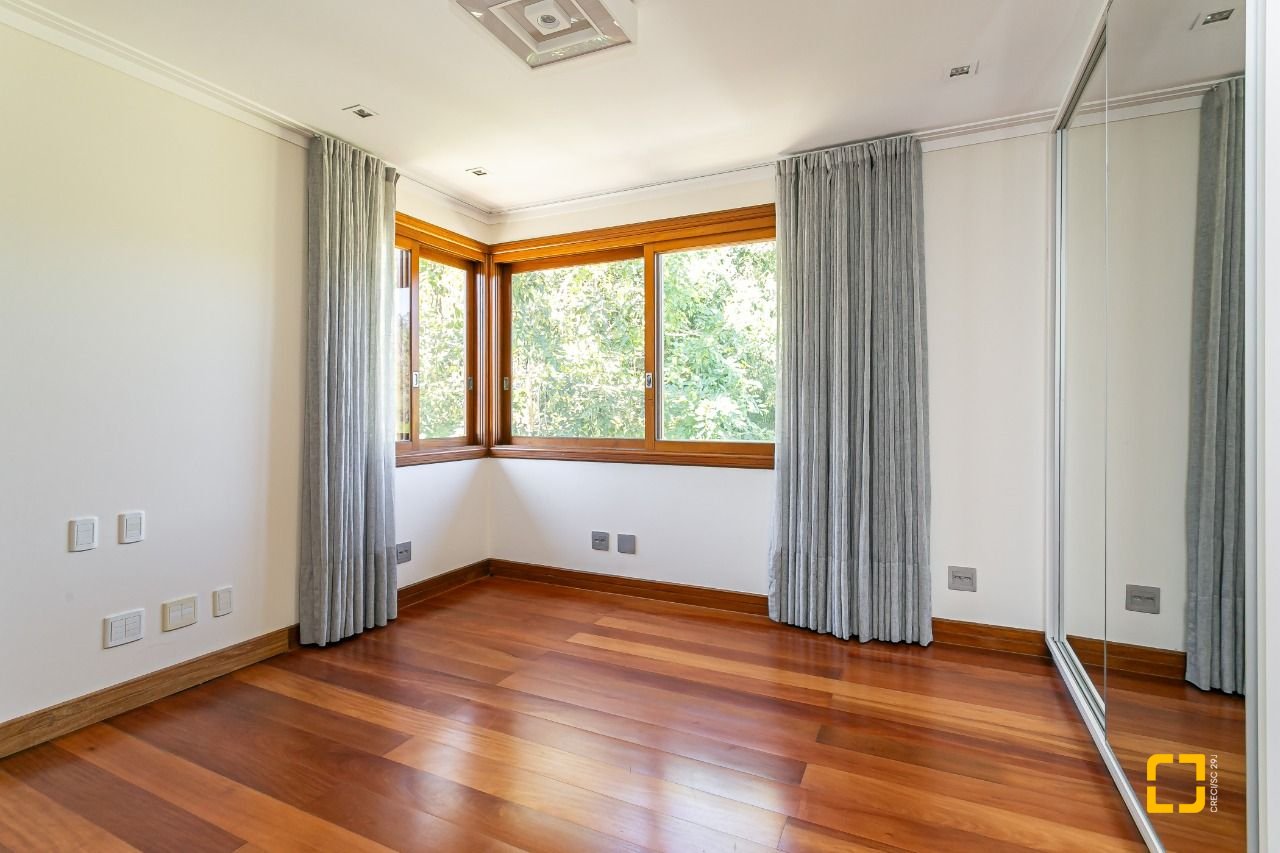 Casa de Condomínio com 563m², 6 quartos (sendo 3 suítes), 4 garagens, no bairro Cacupe em Florianópolis