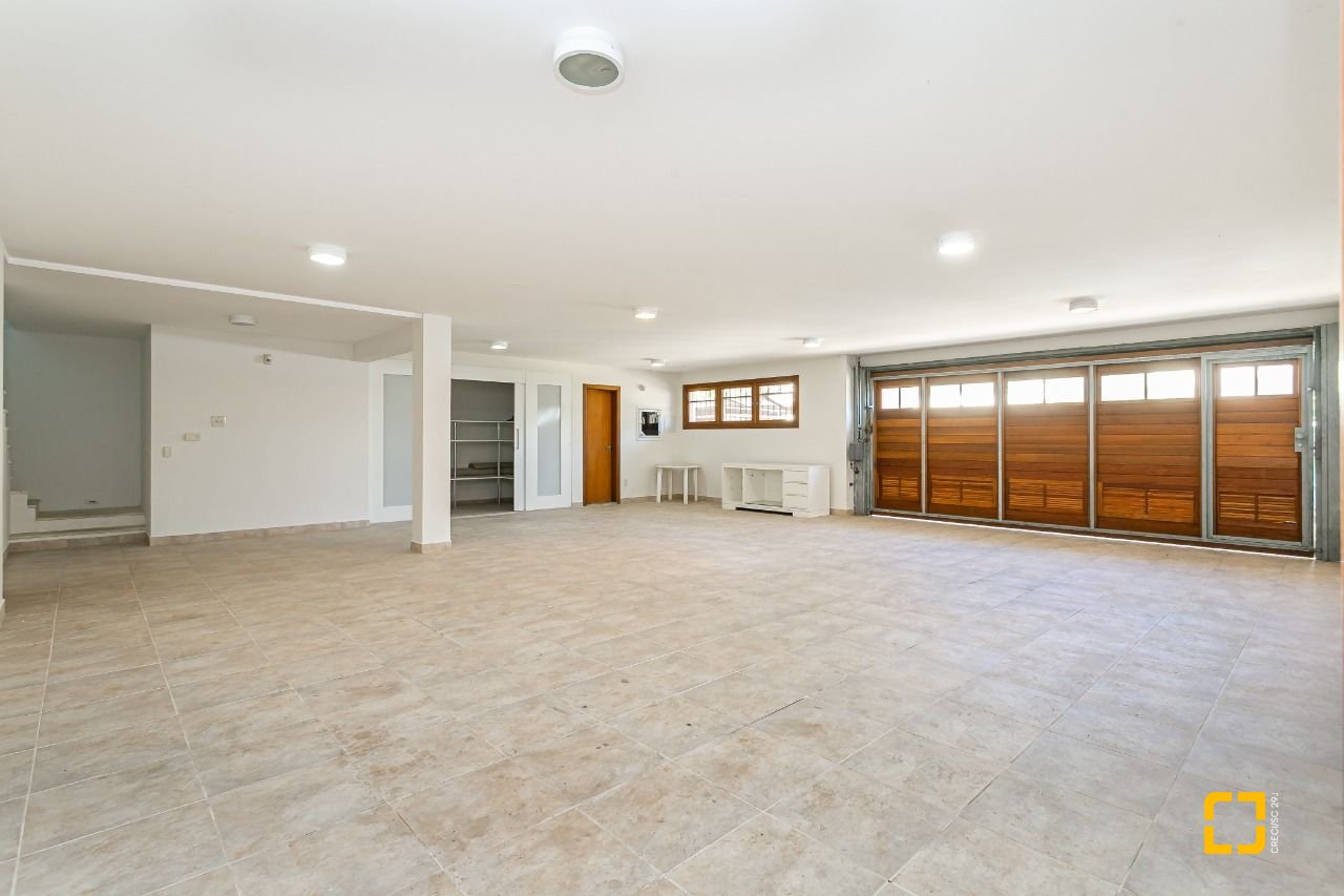 Casa de Condomínio com 563m², 6 quartos (sendo 3 suítes), 4 garagens, no bairro Cacupe em Florianópolis
