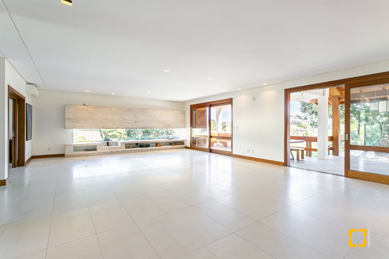 Casa de Condomínio com 563m², 6 quartos (sendo 3 suítes), 4 garagens, no bairro Cacupe em Florianópolis