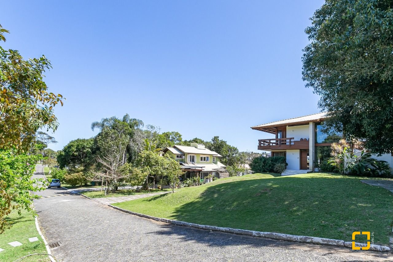 Casa de Condomínio com 563m², 6 quartos (sendo 3 suítes), 4 garagens, no bairro Cacupe em Florianópolis