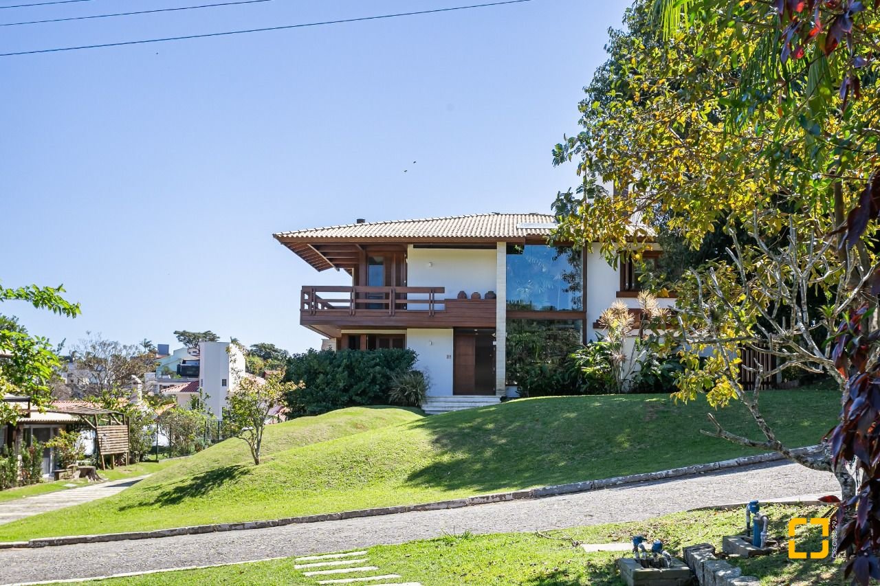 Casa de Condomínio com 563m², 6 quartos (sendo 3 suítes), 4 garagens, no bairro Cacupe em Florianópolis