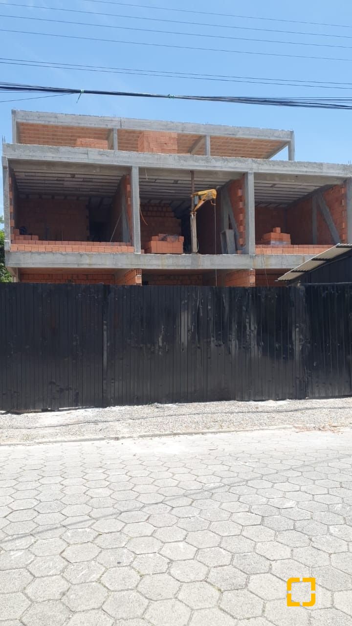 Casa com 184m², 4 quartos (sendo 1 suíte), 1 garagem, no bairro Campeche em Florianópolis