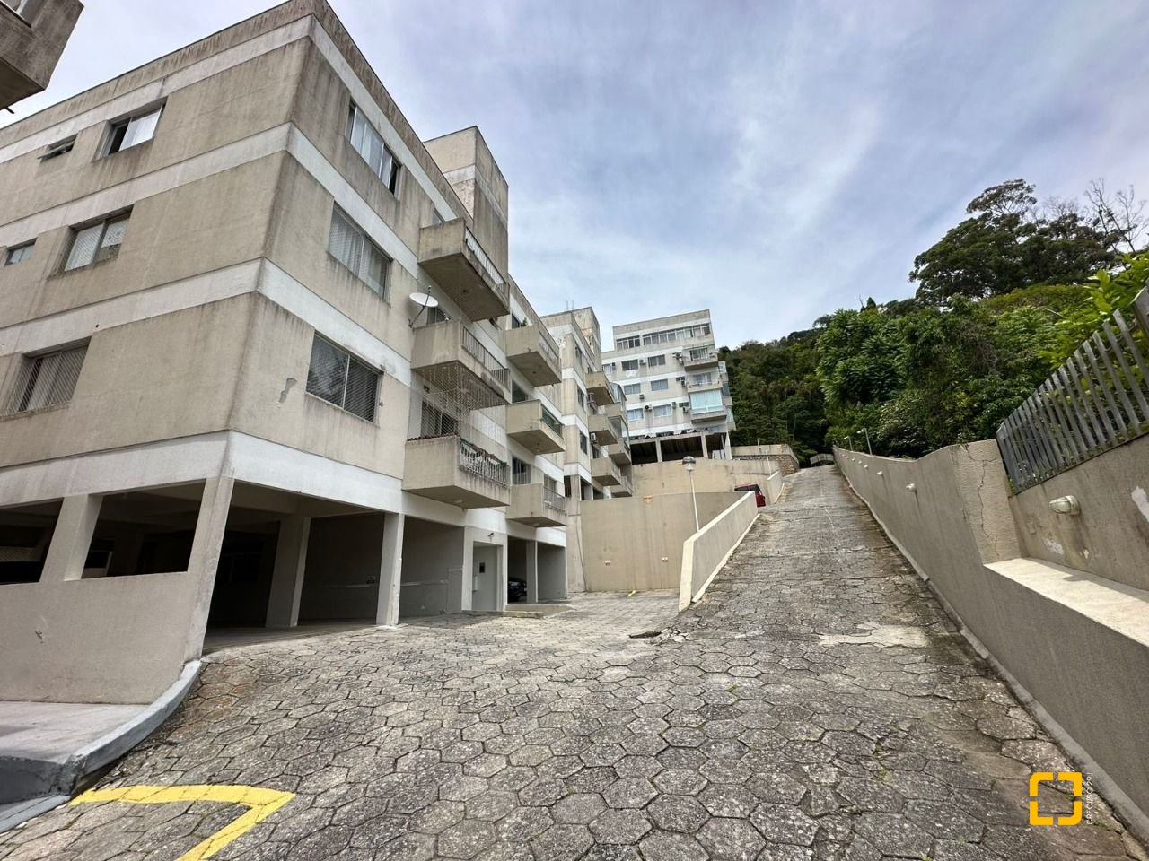 Apartamento com 80m², 3 quartos, 1 garagem, no bairro Ponta de Baixo em São José