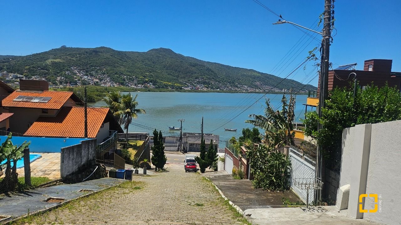 Casa com 316m², 5 quartos (sendo 1 suíte), 2 garagens, no bairro Saco dos Limões em Florianópolis