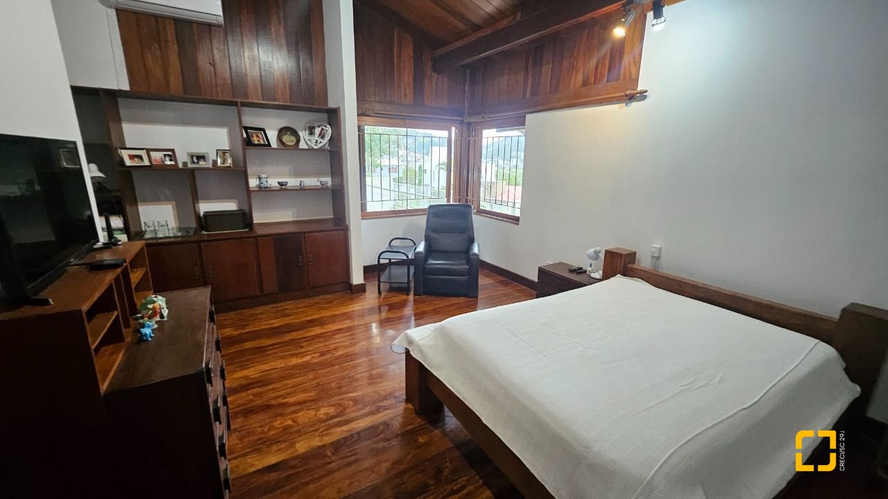Casa com 316m², 5 quartos (sendo 1 suíte), 2 garagens, no bairro Saco dos Limões em Florianópolis