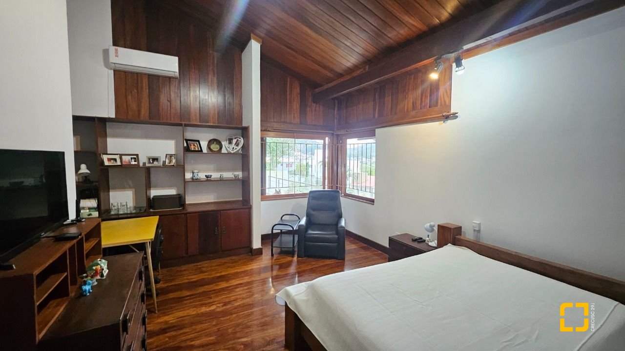Casa com 316m², 5 quartos (sendo 1 suíte), 2 garagens, no bairro Saco dos Limões em Florianópolis