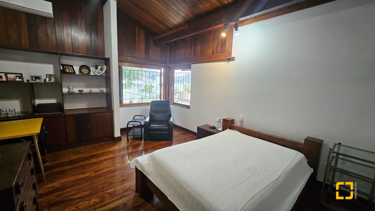 Casa com 316m², 5 quartos (sendo 1 suíte), 2 garagens, no bairro Saco dos Limões em Florianópolis
