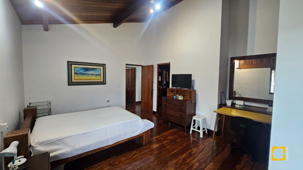 Casa com 316m², 5 quartos (sendo 1 suíte), 2 garagens, no bairro Saco dos Limões em Florianópolis
