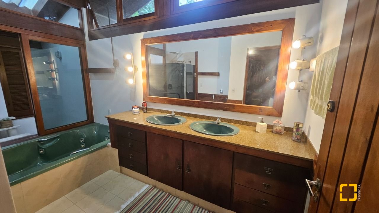 Casa com 316m², 5 quartos (sendo 1 suíte), 2 garagens, no bairro Saco dos Limões em Florianópolis