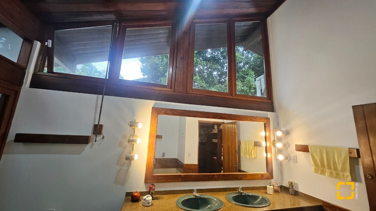Casa com 316m², 5 quartos (sendo 1 suíte), 2 garagens, no bairro Saco dos Limões em Florianópolis