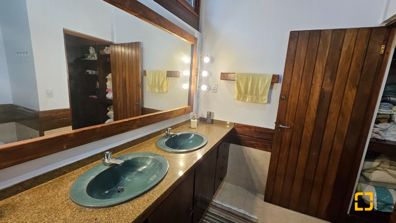 Casa com 316m², 5 quartos (sendo 1 suíte), 2 garagens, no bairro Saco dos Limões em Florianópolis