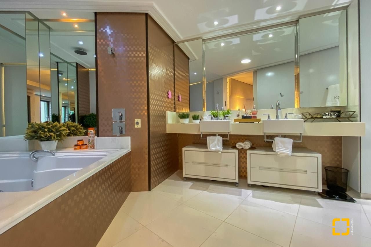 Apartamento com 303m², 6 quartos (sendo 3 suítes), 3 garagens, no bairro Agronômica em Florianópolis