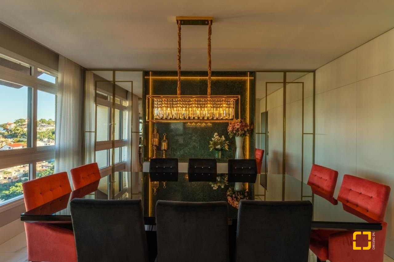 Apartamento com 303m², 6 quartos (sendo 3 suítes), 3 garagens, no bairro Agronômica em Florianópolis