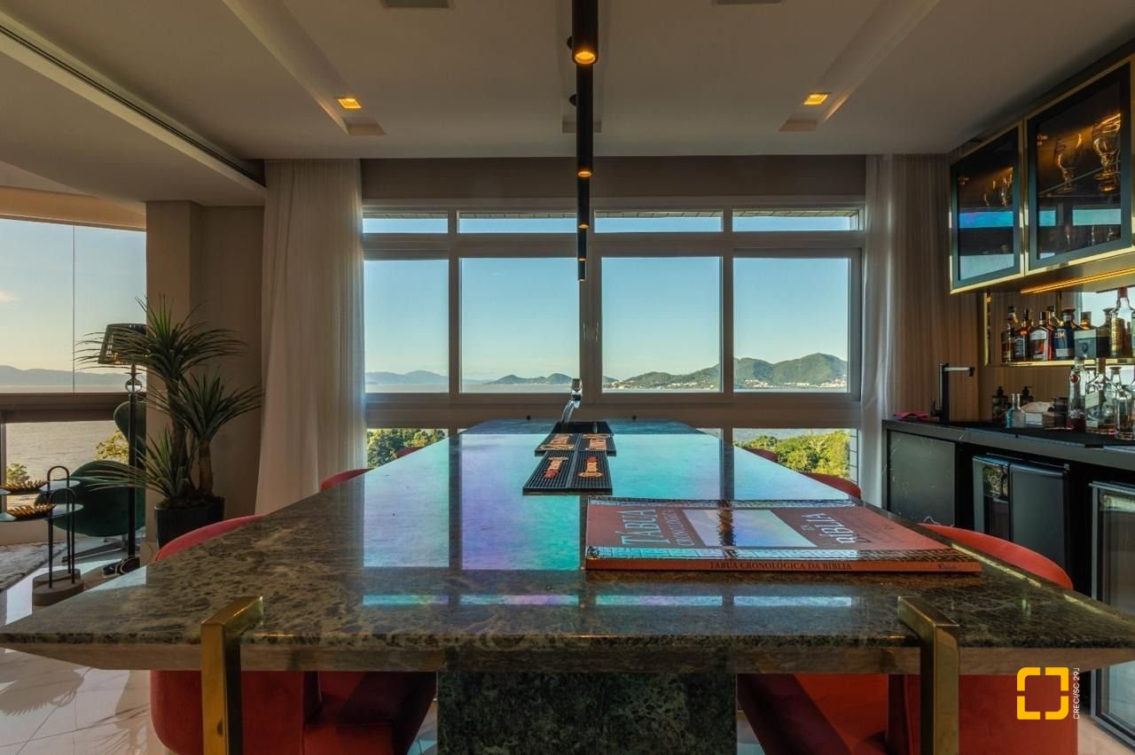 Apartamento com 303m², 6 quartos (sendo 3 suítes), 3 garagens, no bairro Agronômica em Florianópolis