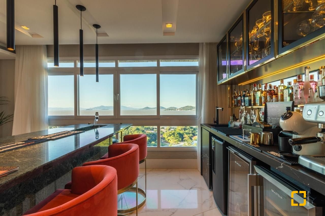 Apartamento com 303m², 6 quartos (sendo 3 suítes), 3 garagens, no bairro Agronômica em Florianópolis