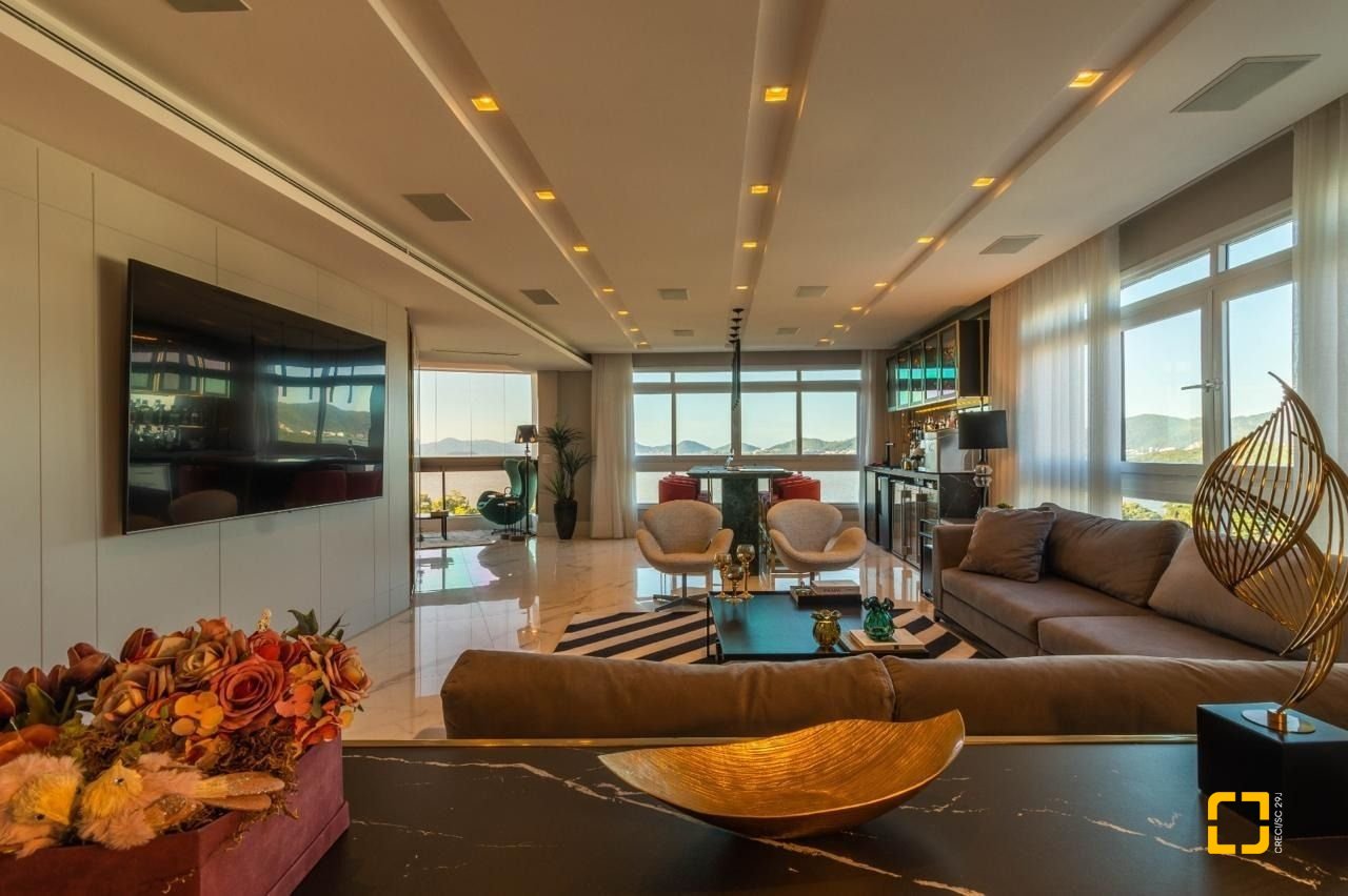 Apartamento com 303m², 6 quartos (sendo 3 suítes), 3 garagens, no bairro Agronômica em Florianópolis
