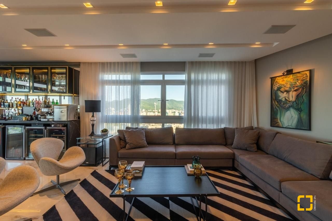 Apartamento com 303m², 6 quartos (sendo 3 suítes), 3 garagens, no bairro Agronômica em Florianópolis