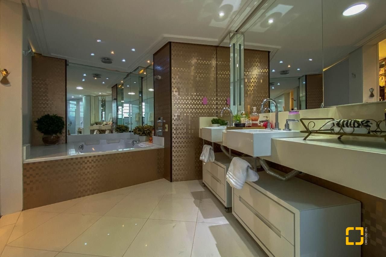 Apartamento com 303m², 6 quartos (sendo 3 suítes), 3 garagens, no bairro Agronômica em Florianópolis
